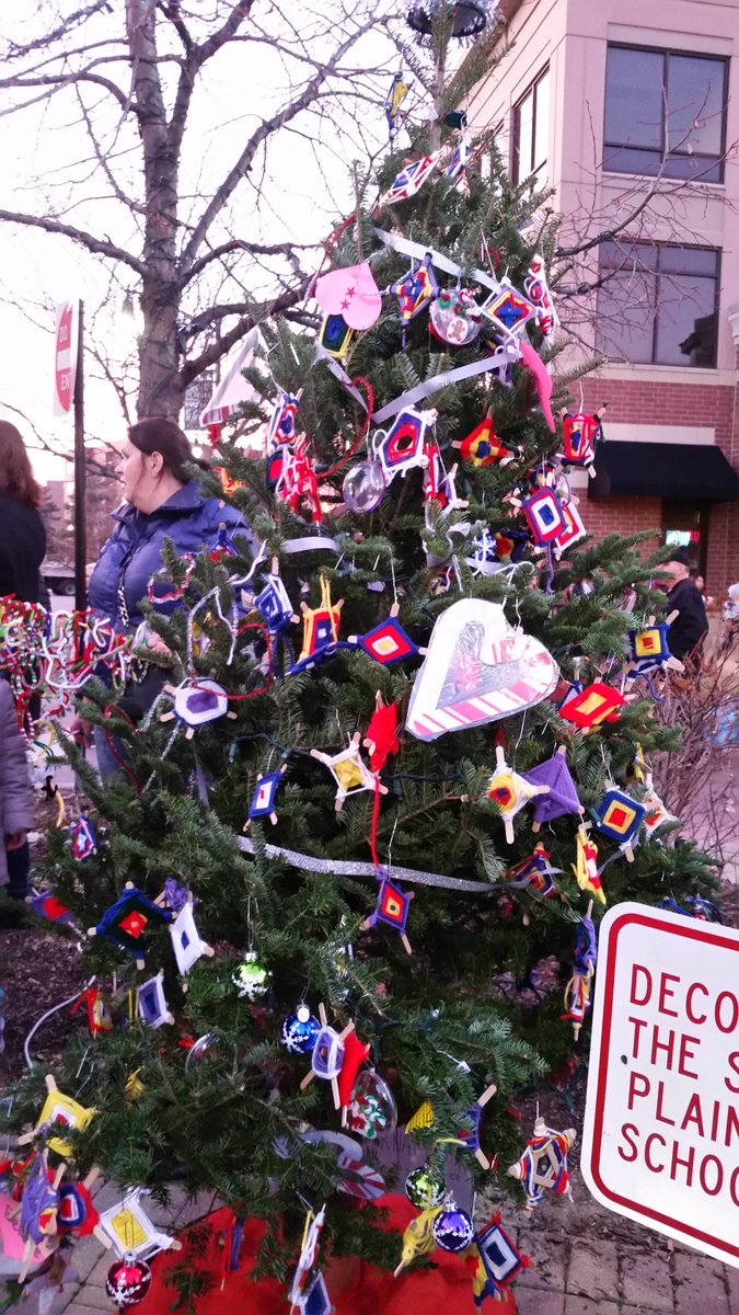 AuroraHidalgoC1's tweet photo. I had a great time decorating Plainfield Elementary Christmas tree π in DesPlaines.
#d62PL #62learns https://t.co/kQw4Dztg6s