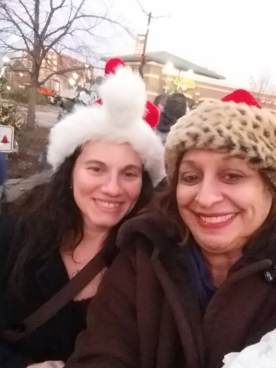 AuroraHidalgoC1's tweet photo. Plainfield Elementary decorating the tree π Market Place.
Great time with teachers and families.
#D62PL #62learns https://t.co/sX5IEAqqFD
