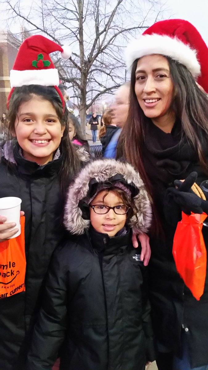 AuroraHidalgoC1's tweet photo. Plainfield Elementary decorating the tree π Market Place.
Great time with teachers and families.
#D62PL #62learns https://t.co/sX5IEAqqFD