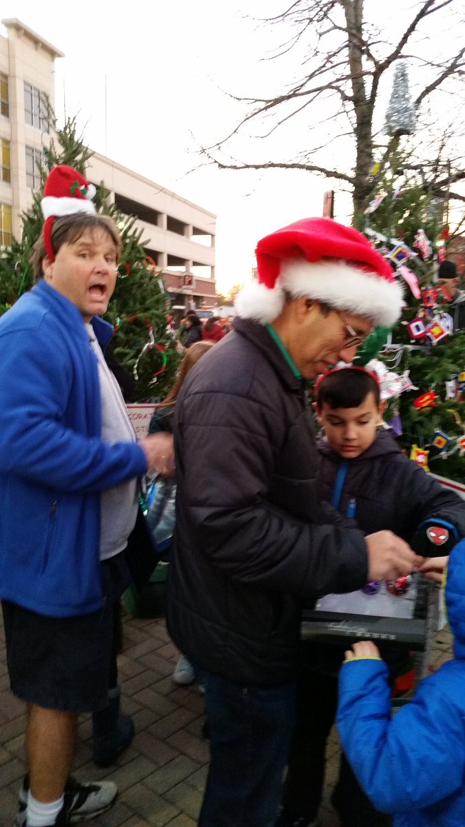 AuroraHidalgoC1's tweet photo. Plainfield Elementary decorating the tree π Market Place.
Great time with teachers and families.
#D62PL #62learns https://t.co/sX5IEAqqFD
