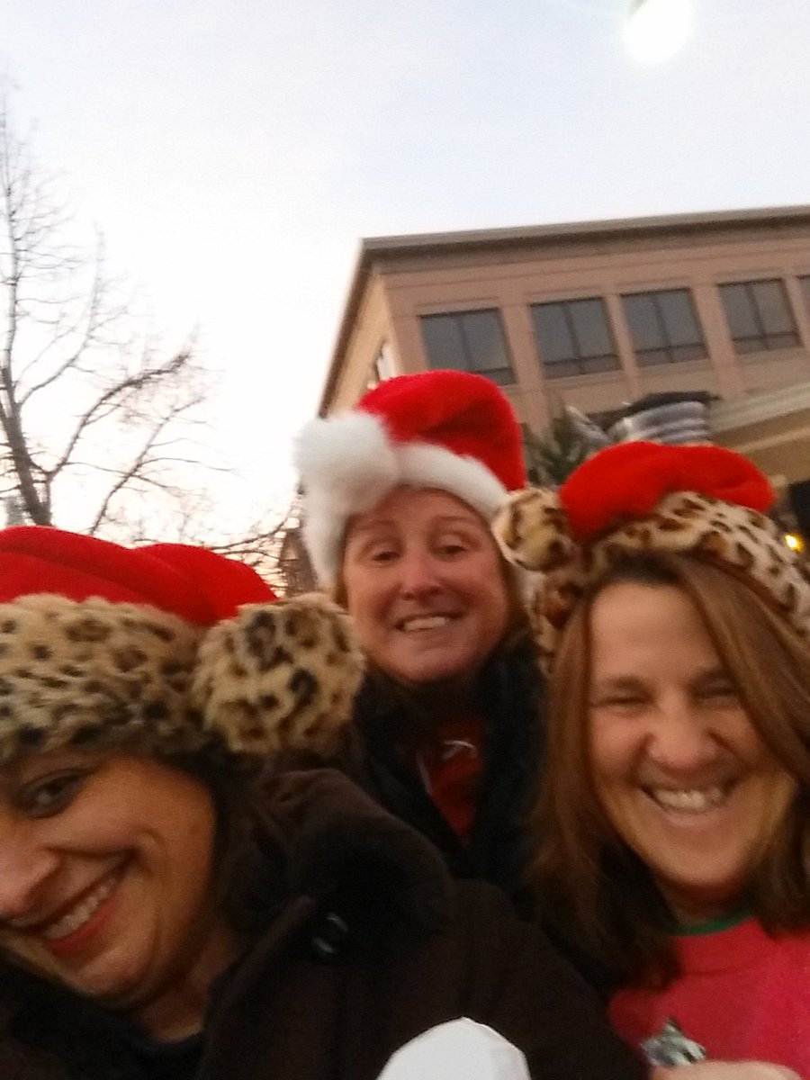 AuroraHidalgoC1's tweet photo. Plainfield Elementary decorating the tree π Market Place.
Great time with teachers and families.
#D62PL #62learns https://t.co/sX5IEAqqFD
