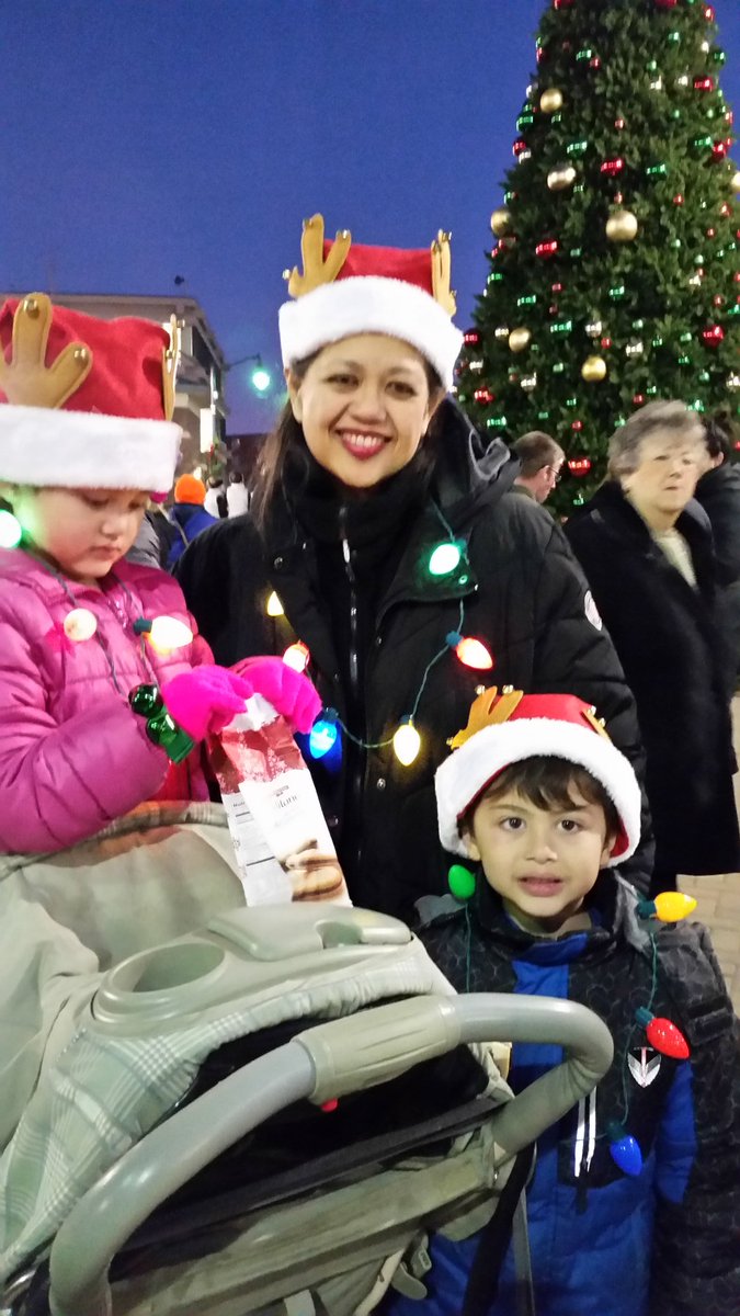 AuroraHidalgoC1's tweet photo. Decorating the Christmas tree π
Families, students and teachers Plainfield Rocks.
#d62PL #62learns https://t.co/JFQhnFREbp