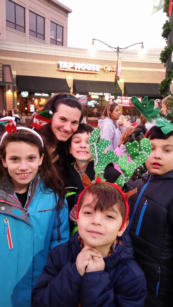 AuroraHidalgoC1's tweet photo. Decorating the Christmas tree π
Families, students and teachers Plainfield Rocks.
#d62PL #62learns https://t.co/JFQhnFREbp