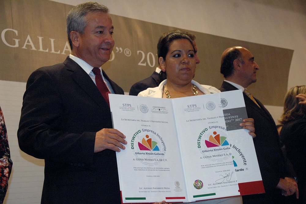 STPS_mx's tweet photo. El #DEI reconoce a las empresas que han apoyado a personas con discapacidad a incorporarse a una actividad productiva #MéxicoIncluyente #PcD2017 https://t.co/mjFxtGr4xq https://t.co/XnSosO1ctD