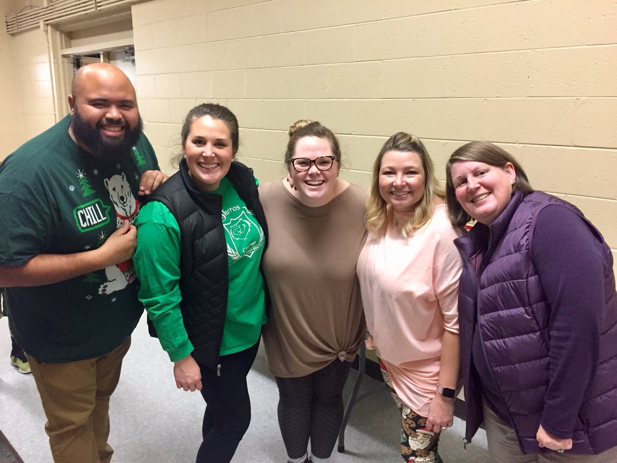 Stuartbulldogs's tweet photo. It’s Parents Night Out at Stuart! Thank you to the PTO for providing this service! #teachervolunteers #ELFsnack #PJs https://t.co/LHeYdnljFx