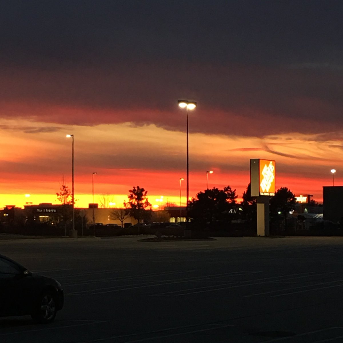 _MelissaCJones's tweet photo. Beautiful night to shop @HomeDepot ! #nofilter #RoyaltiesPlease :-) https://t.co/UPiinrdj64