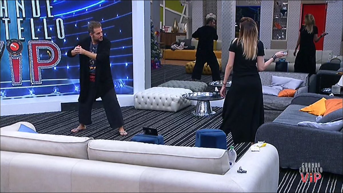LamaDramaqueen2's tweet photo. È tornata la sfida del secolo
Aida vs Dani Boss.
Yespica batte Bossari in quasi tutti i giochi e Bossari commenta avvilito : "ma tu fai tutti i record!" 😂😂😂
#gfvip #aidani https://t.co/VGvGYSgCsd