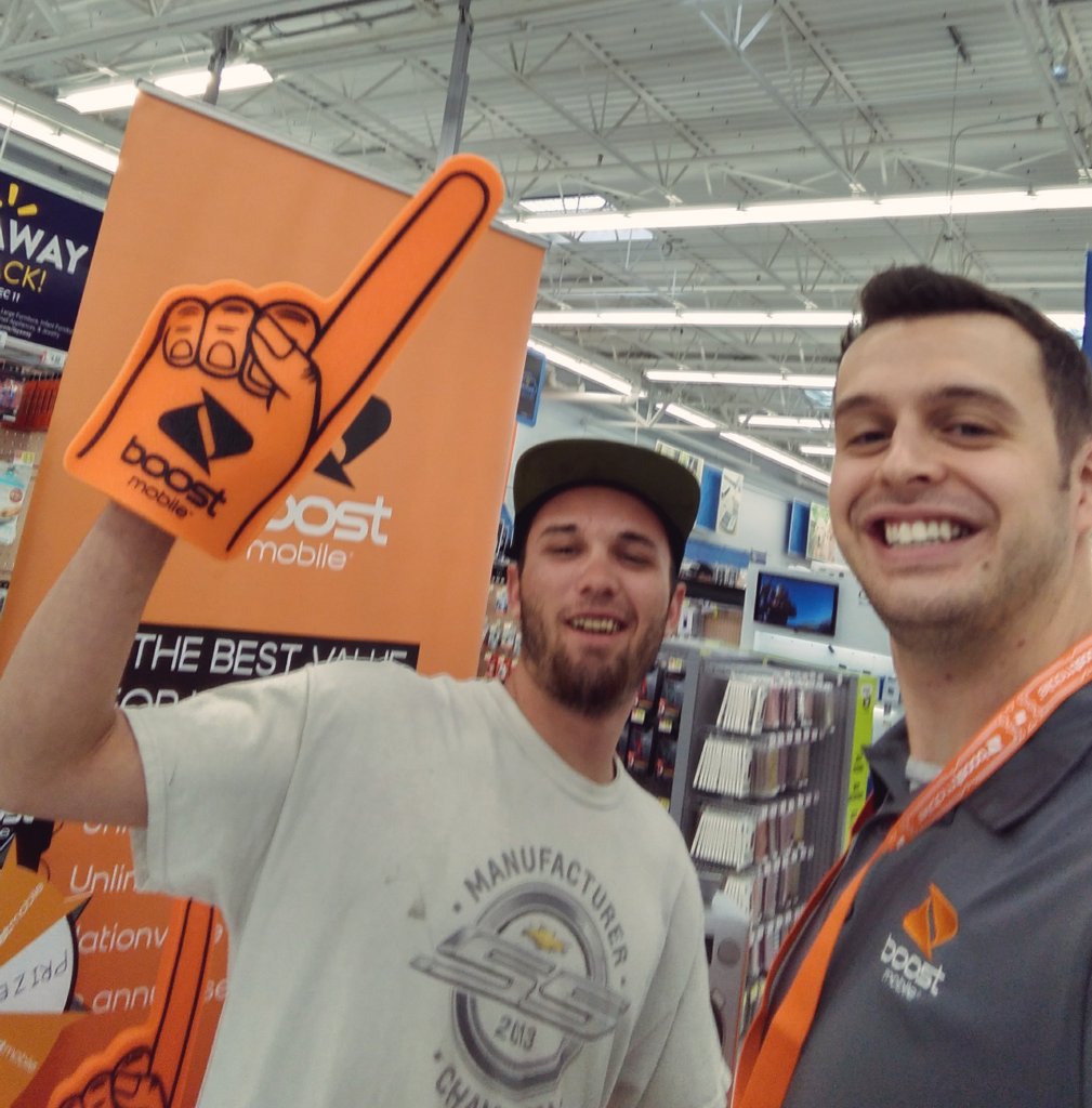 A very 😀 cust giving his wallet a holiday Boost by dumping AT&amp;T, switching to the #☝️ value in wireless, &amp; scoring a free mo. of service on #LGBoostDay !!

@4GKennyG <a href="/NRSPG_ESeaton/">Eric Seaton</a> <a href="/CjDrikakis/">CJ Drikakis</a> #SprintWinsHoliday