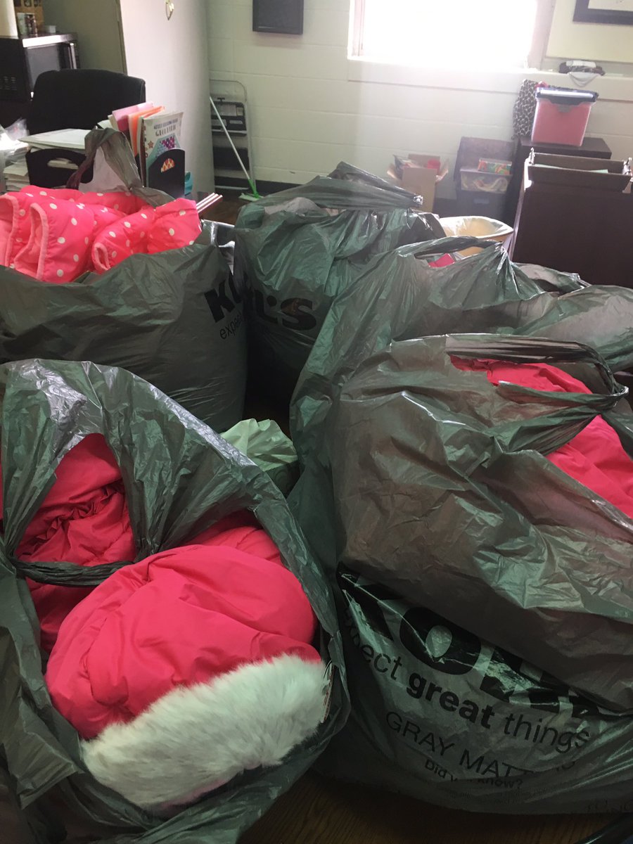 TweetDCS_SES's tweet photo. Thank you @CountryFord for your generosity. We appreciate you helping us keep our students warm this winter! 💙💙💙#TeamDCS #communitypartnerships #RaiseTheBar https://t.co/6UNTfYjjBQ