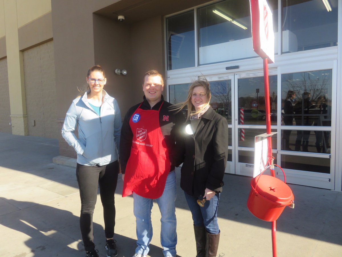 LincolnREALTORS's tweet photo. Thank you to all of the amazing REALTORS out ringing bells for the Salvation Army today! #LincolnREALTORSCare #REALTORRingDay https://t.co/Vj1382Wzba
