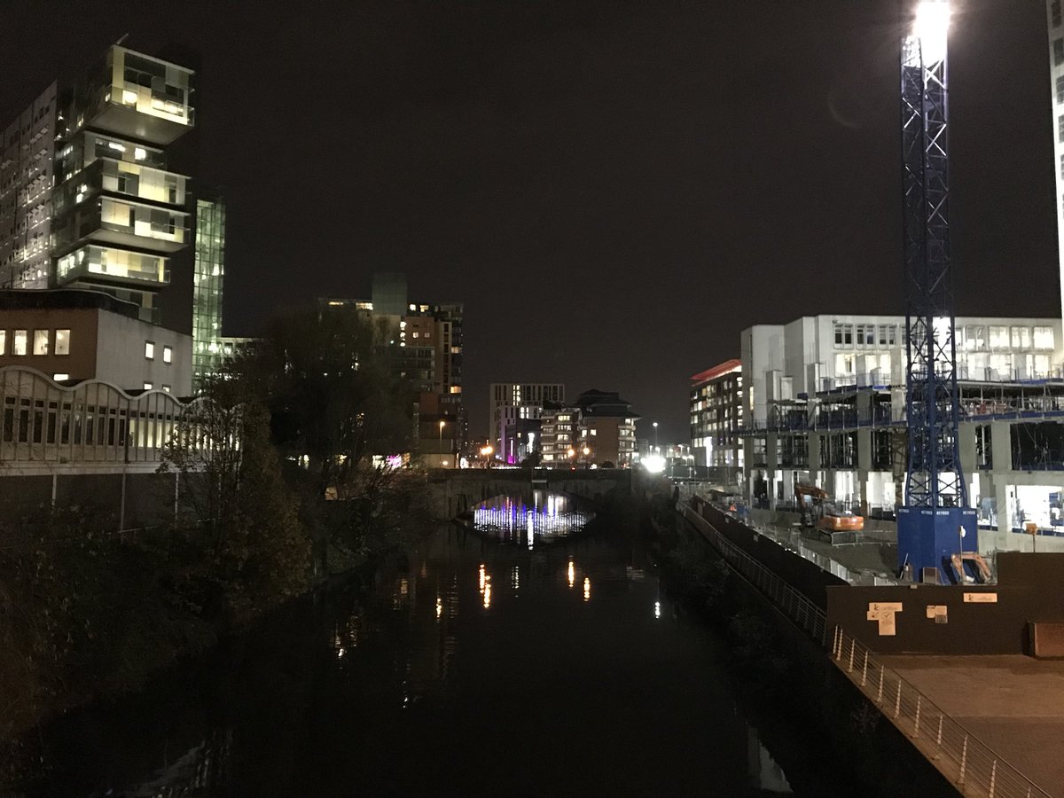 hiurbanwanderer's tweet photo. Despite missing the bus (people don’t stop at the zebra crossing around here 😞) I had a lovely extra walk for my #reversecommute #eveningmiles #onehouroutside with the most stunning of sunsets to accompany me 😍 #skyporn #sunset #citymiles #happinessoutdoors #citylife https://t.co/94Gt0d4R2w