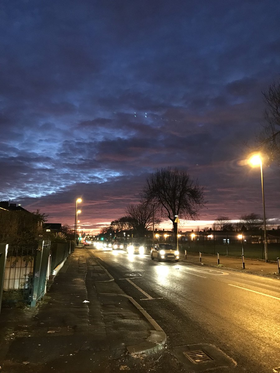 hiurbanwanderer's tweet photo. Despite missing the bus (people don’t stop at the zebra crossing around here 😞) I had a lovely extra walk for my #reversecommute #eveningmiles #onehouroutside with the most stunning of sunsets to accompany me 😍 #skyporn #sunset #citymiles #happinessoutdoors #citylife https://t.co/94Gt0d4R2w