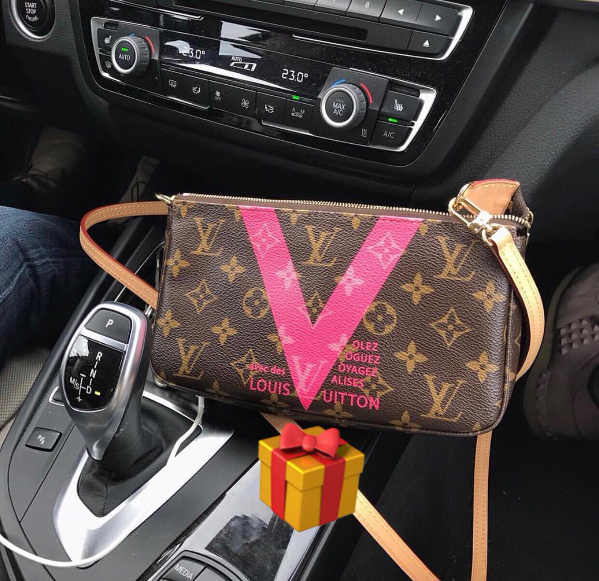 VmStylist's tweet image. Access for 3! #fridayvibes #bdayloading📼🎊🎁🎁🎉📷 #itspartofthepackage #iknowwhereiwanttobe #period