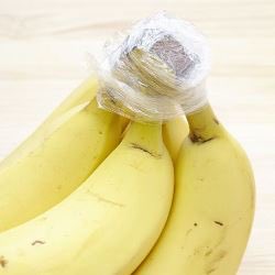 Hackeandov's tweet photo. Envolvé las bananas de esta forma con papel film para que duren más! #lifehack #lifehacker #lifehacking #hackinglife #cookhack #banana #healthyfood https://t.co/kLphjv2NPR
