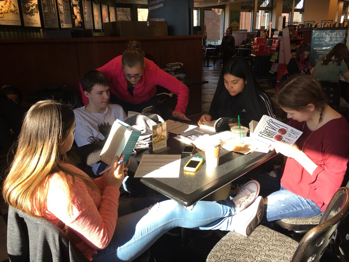 CJensen8385's tweet photo. Great field trip today to Barnes &amp; Noble! https://t.co/fmkFGZufQ6