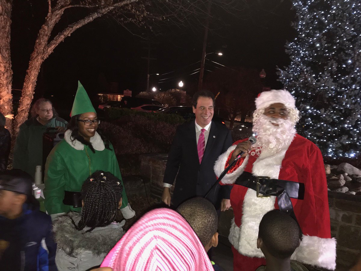 BaltCoGov's tweet photo. The @lrbabiz hosted their annual #TreeLighting last night and County Executive Kevin Kamenetz had the pleasure of attending and celebrating the upcoming #Holiday season in Baltimore County! #LRBA #EnjoyBaltCo https://t.co/4hsaiwu2Dn