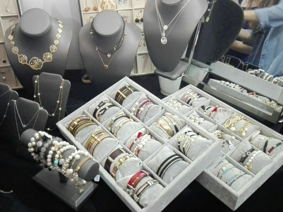 prensaok's tweet photo. #ExVMA Casa Piedra 1-2 y 3 de Diciembre
Y QUE? 
Joyas 
Angelica y Soraya https://t.co/98wwsbPeDK