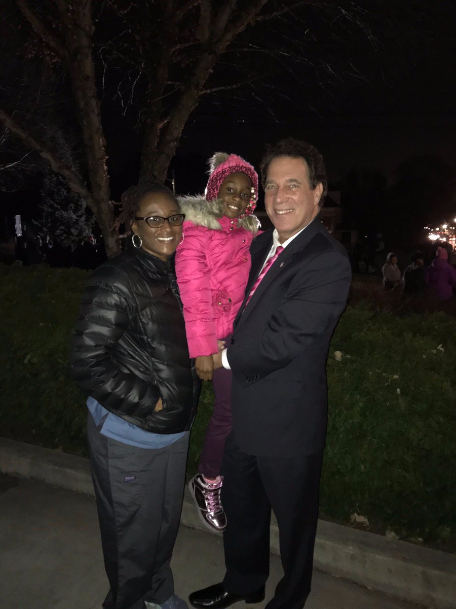 BaltCoGov's tweet photo. The @lrbabiz hosted their annual #TreeLighting last night and County Executive Kevin Kamenetz had the pleasure of attending and celebrating the upcoming #Holiday season in Baltimore County! #LRBA #EnjoyBaltCo https://t.co/4hsaiwu2Dn