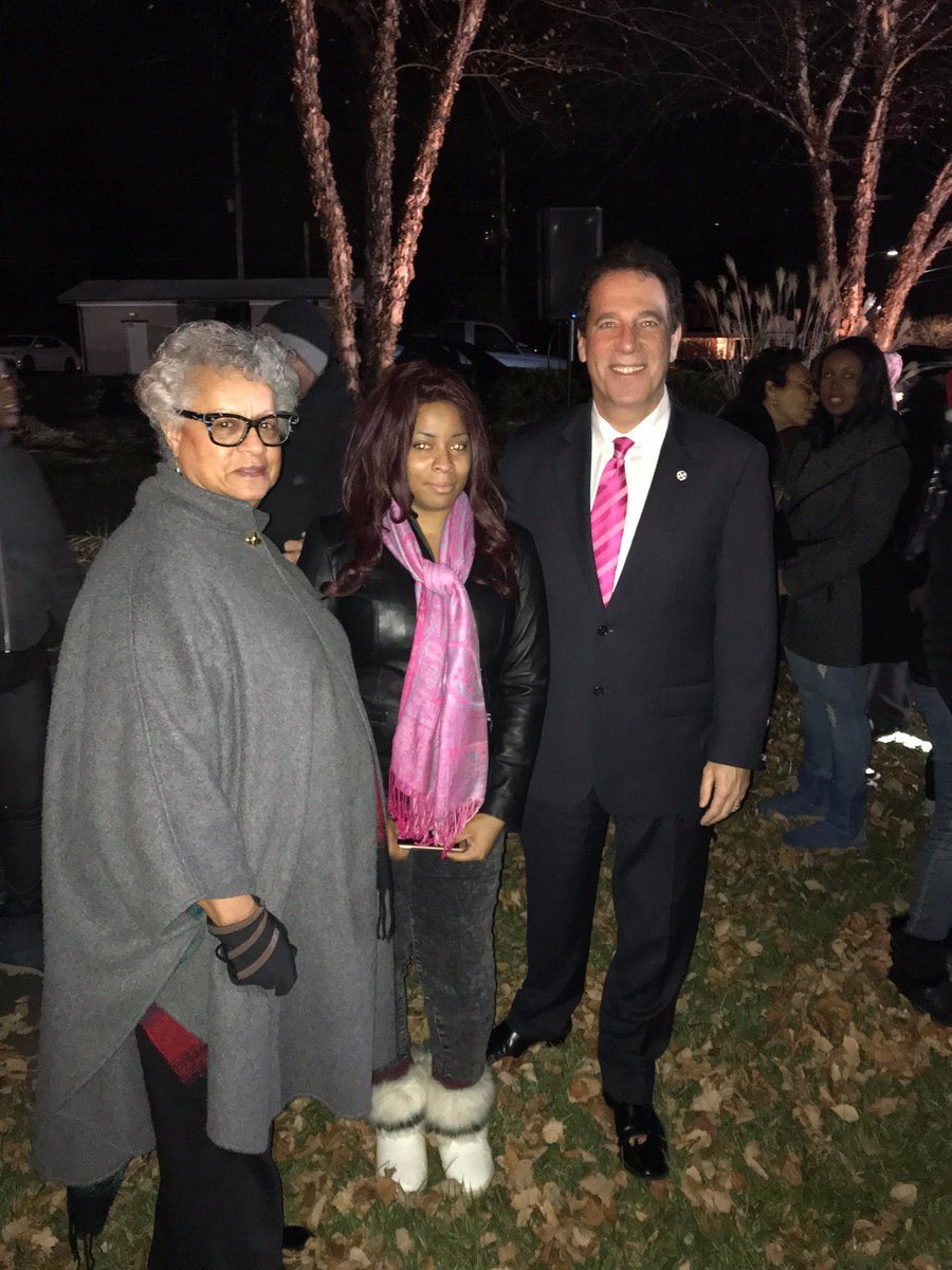 BaltCoGov's tweet photo. The @lrbabiz hosted their annual #TreeLighting last night and County Executive Kevin Kamenetz had the pleasure of attending and celebrating the upcoming #Holiday season in Baltimore County! #LRBA #EnjoyBaltCo https://t.co/4hsaiwu2Dn