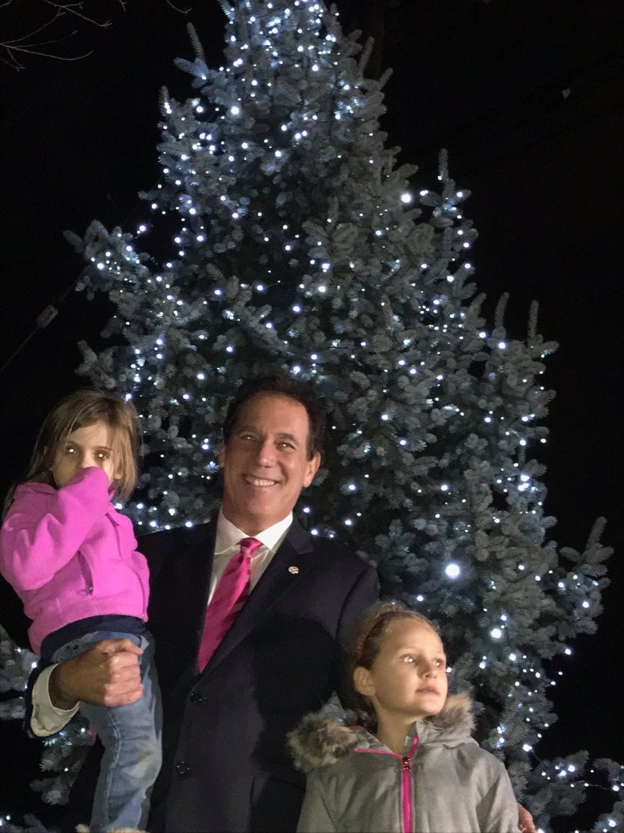 BaltCoGov's tweet photo. The @lrbabiz hosted their annual #TreeLighting last night and County Executive Kevin Kamenetz had the pleasure of attending and celebrating the upcoming #Holiday season in Baltimore County! #LRBA #EnjoyBaltCo https://t.co/4hsaiwu2Dn