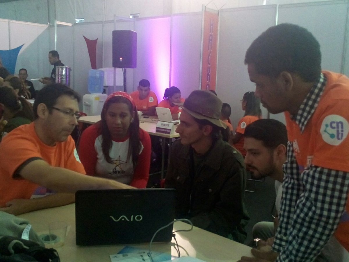 CNTI_VE's tweet photo. [AHORA] @k0ssa presidente del CNTI conoce proyectos trabajados con TI Libres durante el @HackatonPatria que se desarrolla en el Poliedro de Caracas durante  el #ViernesdeFICTEC https://t.co/d4IHFFkYLE