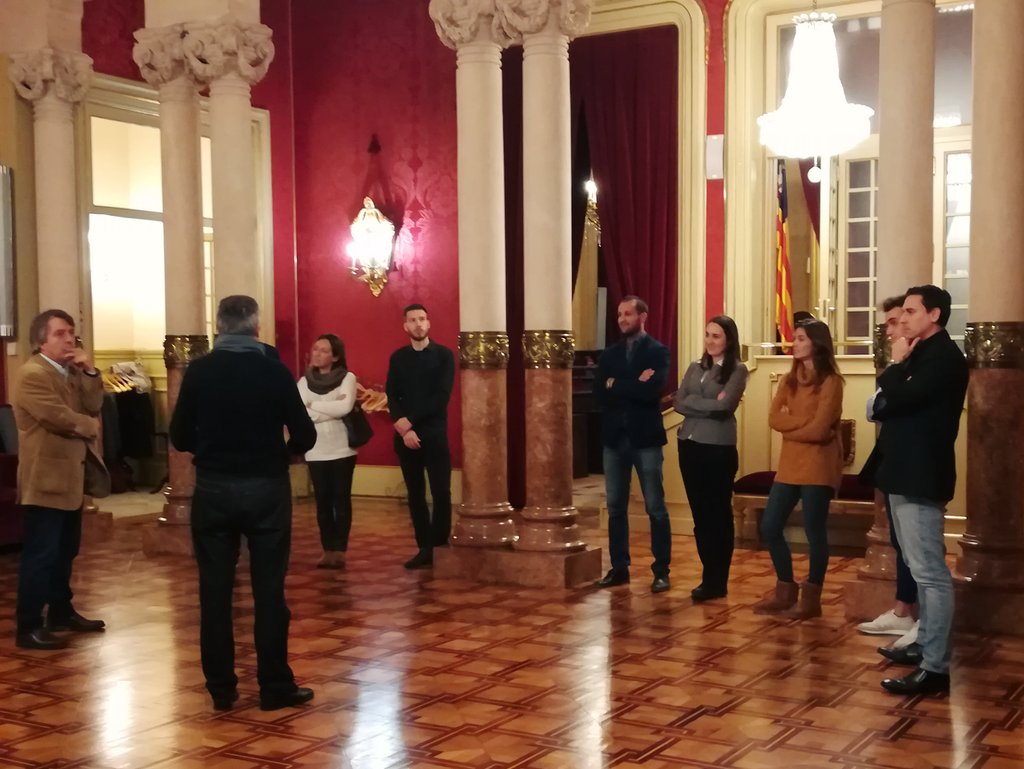 CsBaleares's tweet photo. Hablar con ellos y escuchar sus ideas nos ayuda a seguir mejorando 😊 Gracias a todos los que nos habéis acompañado esta tarde en el #ParlamentObertCs organizado por @JcsBaleares 🍊 #EquipoNaranja https://t.co/lfT0fVKdeq