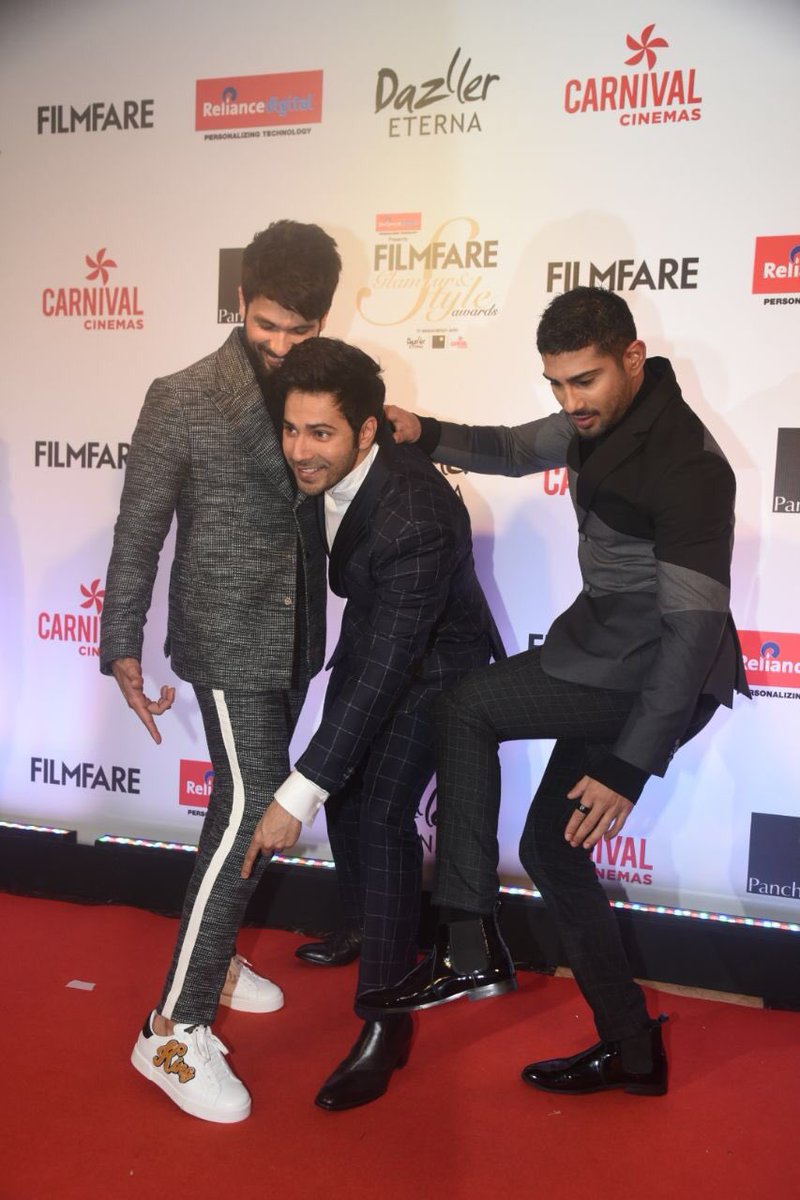 isalilsand's tweet photo. #ShahidKapoor, #VarunDhawan and #PrateikBabbar
at the #GlamourAndStyleAwards. #FilmfareGlamourAndStyleAwards #Filmfare #Padmavati https://t.co/rrzqKs1xIo