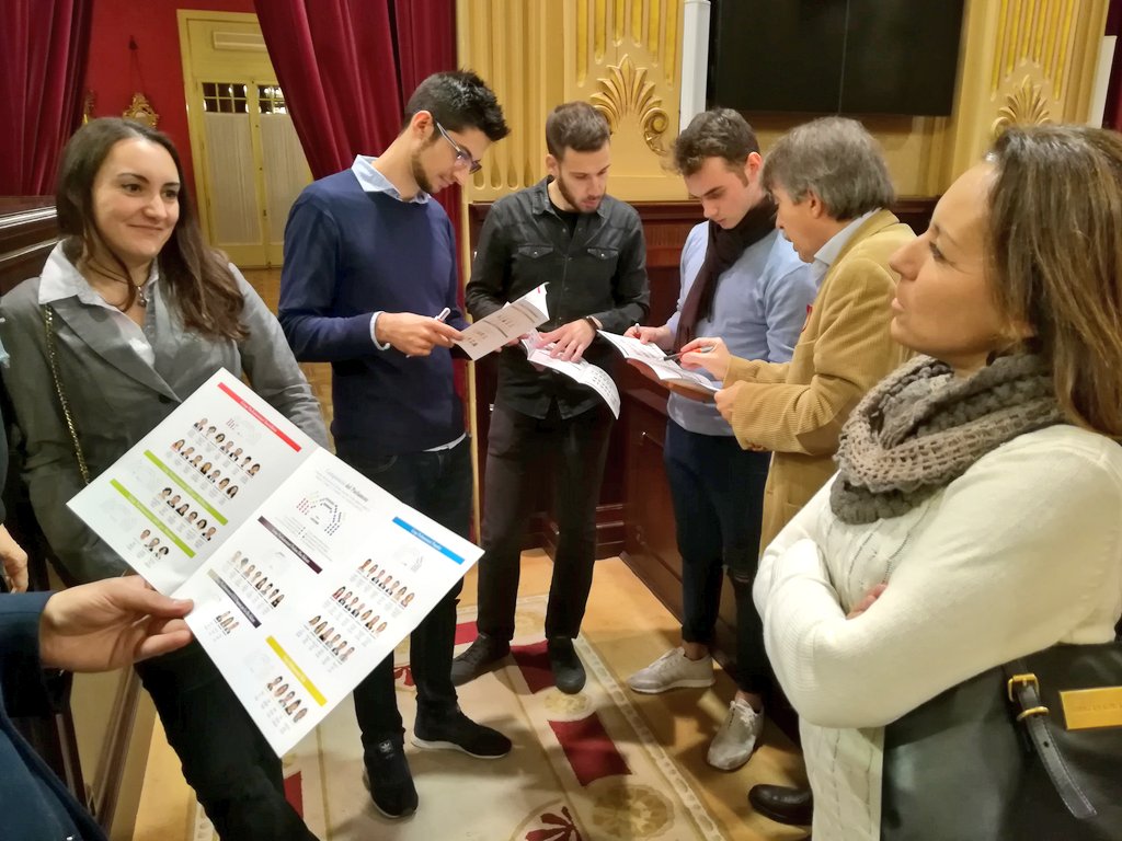 CsBaleares's tweet photo. Hablar con ellos y escuchar sus ideas nos ayuda a seguir mejorando 😊 Gracias a todos los que nos habéis acompañado esta tarde en el #ParlamentObertCs organizado por @JcsBaleares 🍊 #EquipoNaranja https://t.co/lfT0fVKdeq
