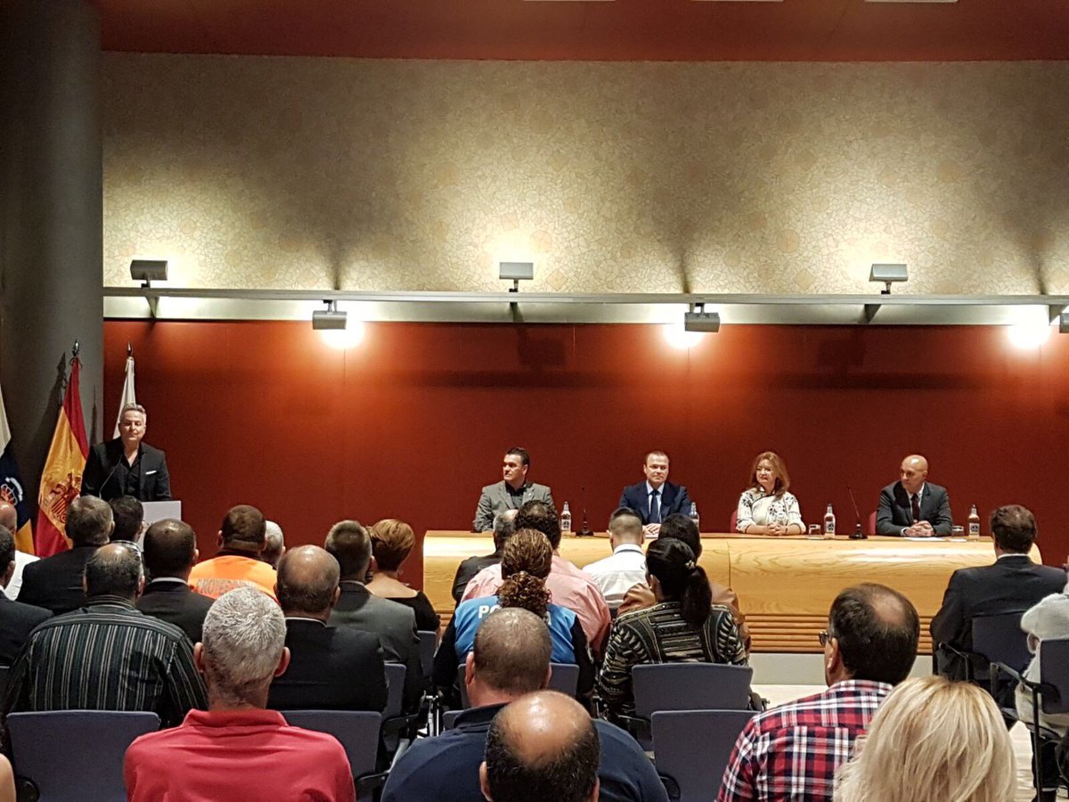 aytolpgc's tweet photo. .@HidalgoAlcalde preside el acto de reconocimiento de la agrupación de voluntarios de Protección Civil de LPGC. El regidor elogió la labor desinteresada y apasionada de l@s voluntari@s, su esfuerzo y disposición a colaborar constantemente en labores de emergencias y organización https://t.co/waMMLad2gk