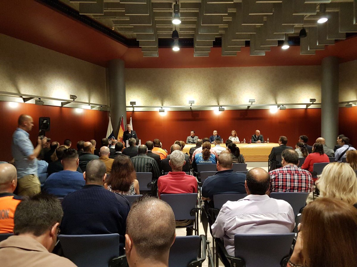 aytolpgc's tweet photo. .@HidalgoAlcalde preside el acto de reconocimiento de la agrupación de voluntarios de Protección Civil de LPGC. El regidor elogió la labor desinteresada y apasionada de l@s voluntari@s, su esfuerzo y disposición a colaborar constantemente en labores de emergencias y organización https://t.co/waMMLad2gk