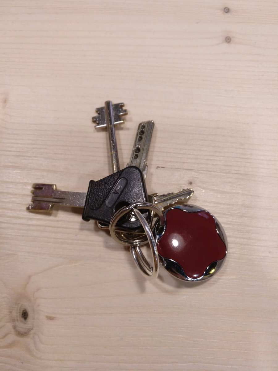 _LaInexplicable's tweet photo. Avui ens hem trobat aquestes claus a la Placa del Centre. Les tenim a la llibreria. Ens ajudeu a trobar de qui són? RT https://t.co/jcMDZ4FdoF