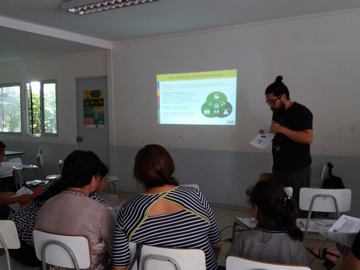 ambiente_indep's tweet photo. JJVV 18 participa en taller de efic. Energética y ERNC. Mañana todos invitados a las 9 a construcción de tecnologias. Escuela Luis Galdames. https://t.co/1L3kV2TUmL