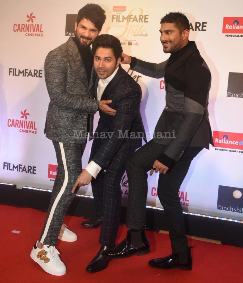 VarunDvnDomain's tweet photo. [PICS] Looks like our star @Varun_dvn is really obsessed with @shahidkapoor's shoes. 

- Varun with Shahid and Prateik Babbar at #GlamourAndStyleAwards . 

📸 - Manav Manglani &amp; Insta Story https://t.co/0E26QXYkFi