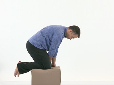EgoscueSeattle's tweet photo. MULTIPLE CHOICE QUIZ 🤔
What's this guy doing?
A. He's giving CPR to an #Egoscue block.
B. The floor is lava, obviously.
C. There's a bag of gold in the middle and he's gonna be RICH! 
D. He's getting into Static Extension
E. D, but the floor is still lava.
The answer is E!
👨‍🎓 https://t.co/vg1gKgzKXi