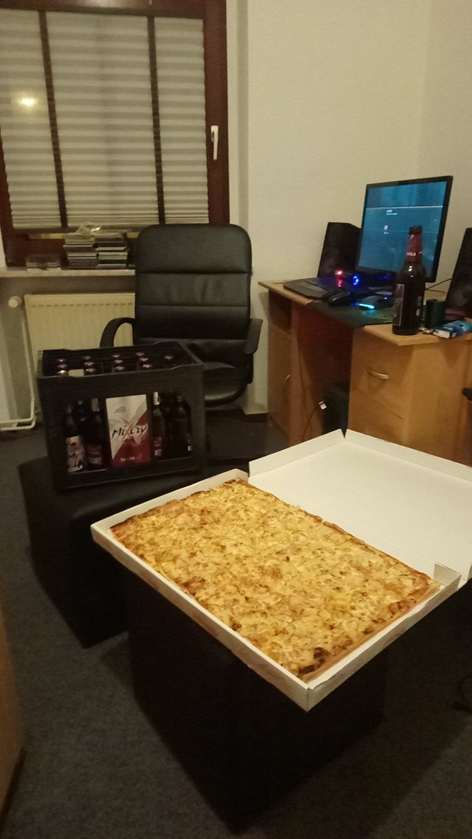 deutschlond's tweet photo. etwas zu essen und Bier das passt doch perfekt zu einem Jungs abend @LoryTV https://t.co/iltFVxYjgq