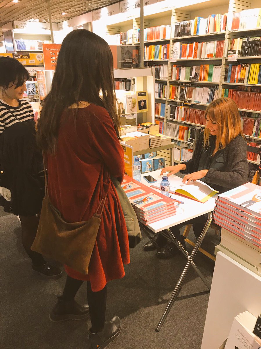 hardmaternity's tweet photo. Firmando en la @Fnac_Callao. Qué buena experiencia hablar con nuestras lectoras! Gracias, @JComiqueras ! https://t.co/1jp0eTrIin