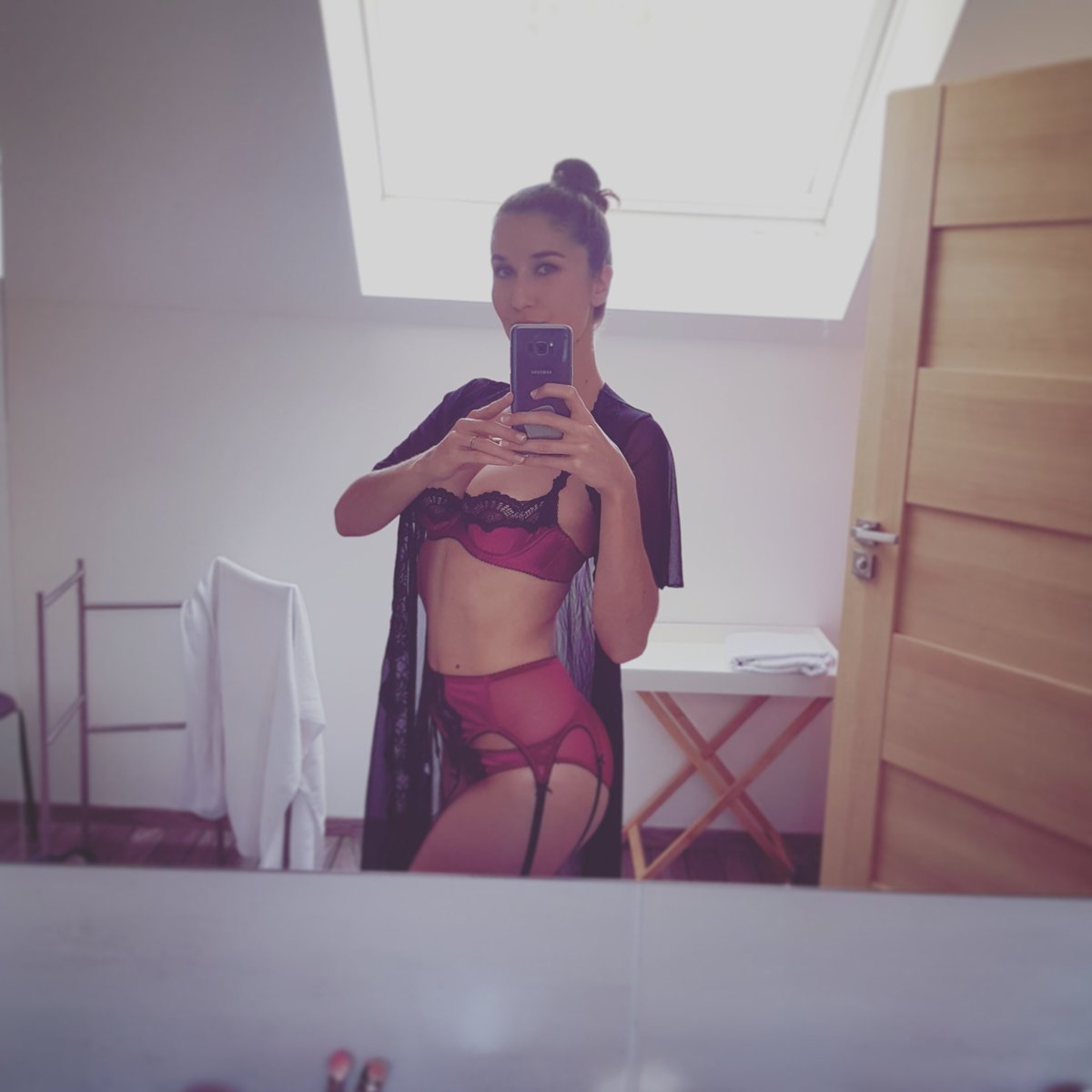 Nephael's tweet photo. Belle surprise, je suis nommée aux @avnawards en cat. Fav indie clip star. En tant qu'indé &amp; FR c'est une belle  reconnaissance. Merci à tous ceux qui me suivent, me supportent et ont fait de mon site ce qu'il est ojd. #graceavous❤ 
Pour voter: (1/jour) https://t.co/QLEpED4ZnR https://t.co/L34eC4Pd8q