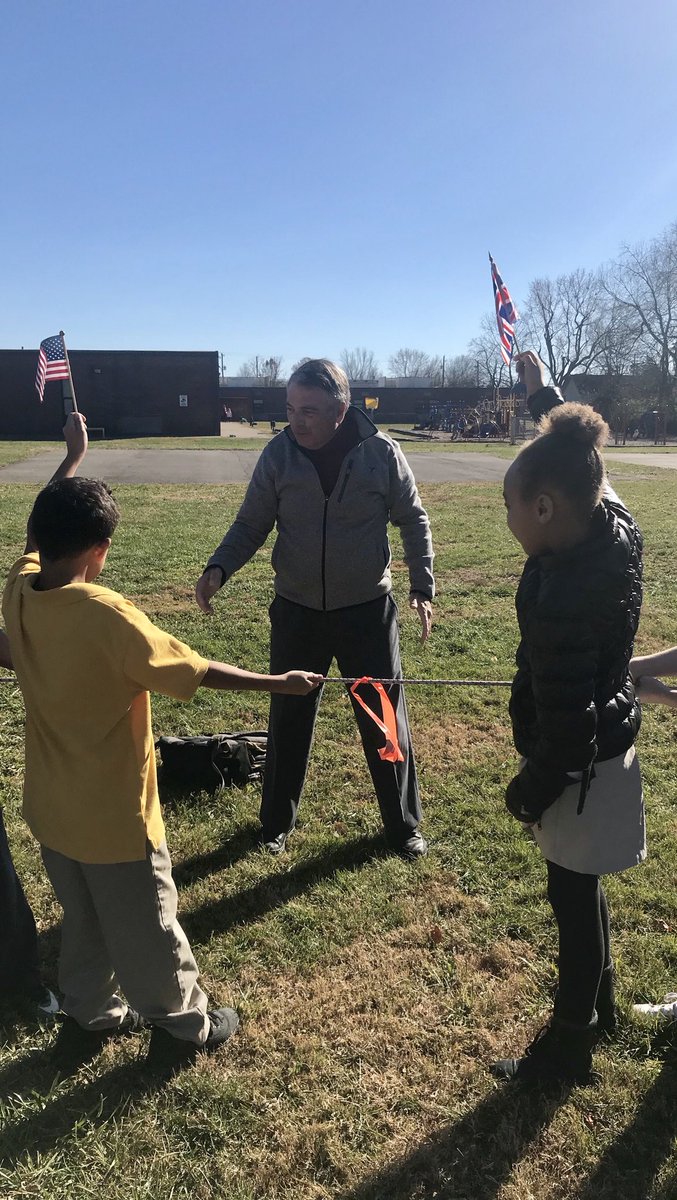 kendra_wads's tweet photo. A little social studies outside....colonists versus the British @simmonsbulldogs #patriotsvsloyalists #simmonspride https://t.co/whx7e0N2QD