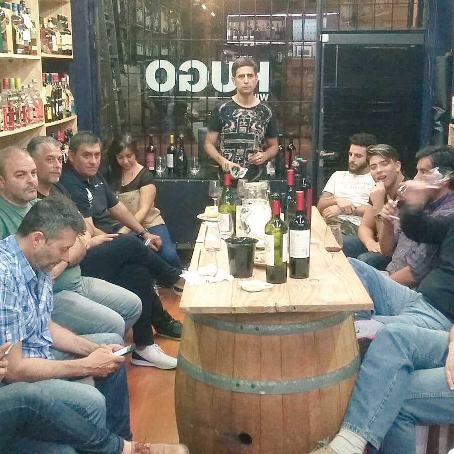 mariansommelier's tweet photo. Noche de cata en @hugowinestore con los vinazos de @BodegaAniello y @vinyesocults 
Vamos x más! 
@iviniarg #VinoArgentino #Vino #Wine https://t.co/EqspD7dgWw