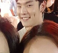 90KHMC's tweet photo. kit: você tem que parar de ciúme bobo e confiar em mim

eu: okay! *vou tirar foto com uma amiga*

kit: https://t.co/mJJBvYOh4O