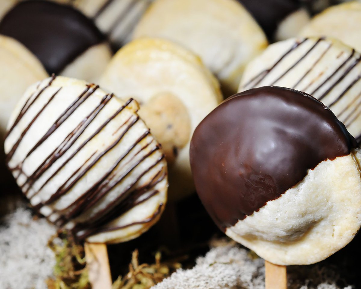 ThomasCaterers's tweet photo. For #nationalpieday we share our delightful Chocolate Chip Cookie Dough Pie Pops
Erin Hession Photography
#piepops #pie #cookiedough #chocolatechip #indianapoliscatering #eventcatering #weddingcatering https://t.co/h81nL33N9w