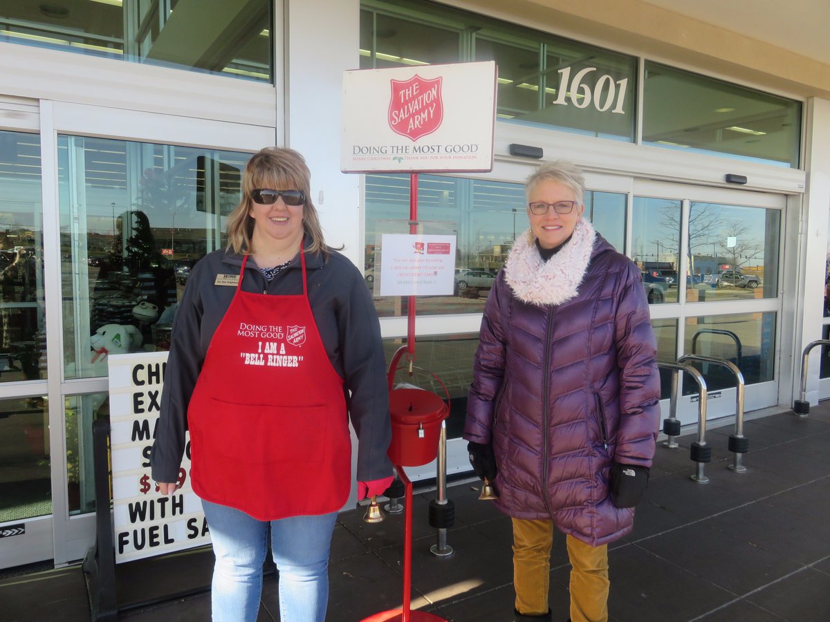 LincolnREALTORS's tweet photo. Thank you to all of the amazing REALTORS out ringing bells for the Salvation Army today! #LincolnREALTORSCare #REALTORRingDay https://t.co/MfhRwkWMud