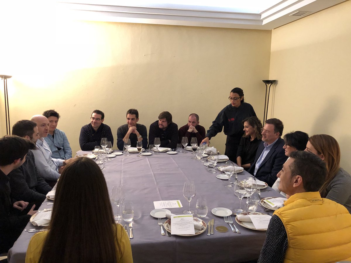 Relevant_es's tweet photo. Cena de Capitanes Cafeína con @EbocaVending en Restaurante El Foro https://t.co/b9gBLIhAwp