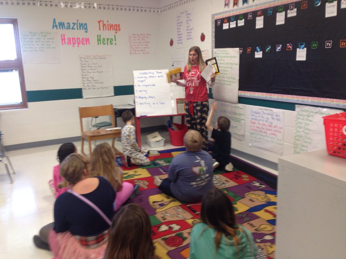 HolsingerMCS's tweet photo. Student leadership teams in action!#werprexies https://t.co/FXuMS3ylWA