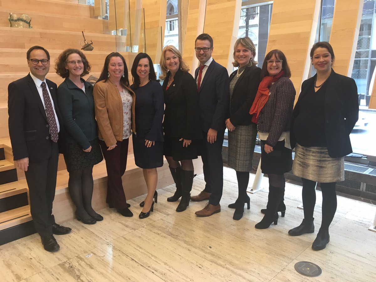 UMQuebec's tweet photo. Notre président @CussonAlexandre et notre DG @jsavard17 entourés de quelques-unes des élues siégeant au CA de l’#UMQ. Le visage du milieu municipal change! #polmun #desfemmescommevous @Nosdecideurs https://t.co/f06OQTEfrY