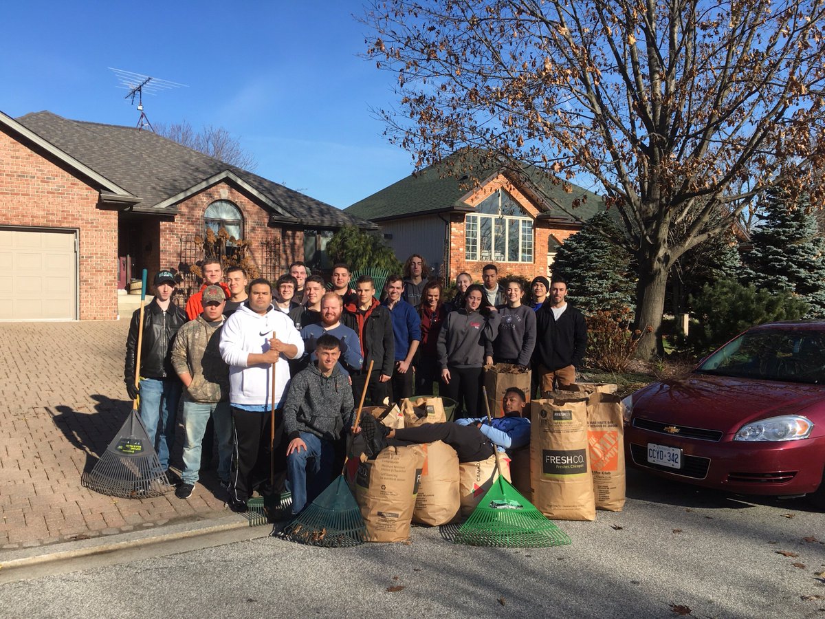 StClairCollege's tweet photo. .@PSIPF_Society students reached out to an elderly couple from LaSalle and deployed a RANDOM ACT OF KINDNESS. Once again our students stepped up to give back to our community. Way to go SAINTS!! 👏👏 https://t.co/RDdo4vA7UN