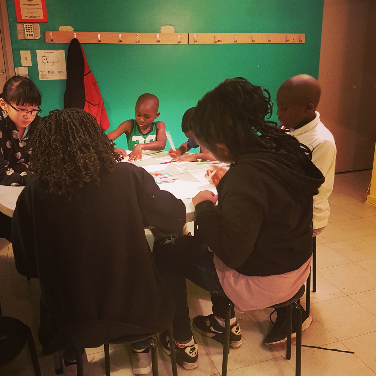 PASSONS À L’ACTION ! une initiative du <a href="/_FJIM_/">Forum Jeunesse de l'Île Montréal</a> suite à #Jeunesse375Mtl  | Myriam (28 ans) a terminé les ateliers de création auprès des enfants issus de l’immigration et vivant dans un complexe HLM. Bientôt, le lancement du recueil ! Album 📷 :  bit.ly/2Am6aVb