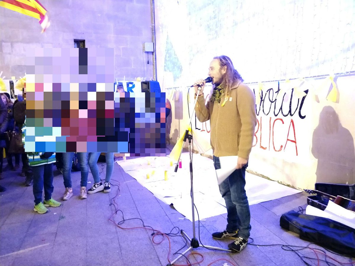 "Avui fa 2 mesos que, amb orgull i dignitat, vam exercir el nostre dret a vot i vam plantar-nos davant dels que ens volen callats i submisos". Ho recordem amb els qui han volgut fer callar també després de l'#1Oct, com el Kenneth. #NiOblitNiPerdo
