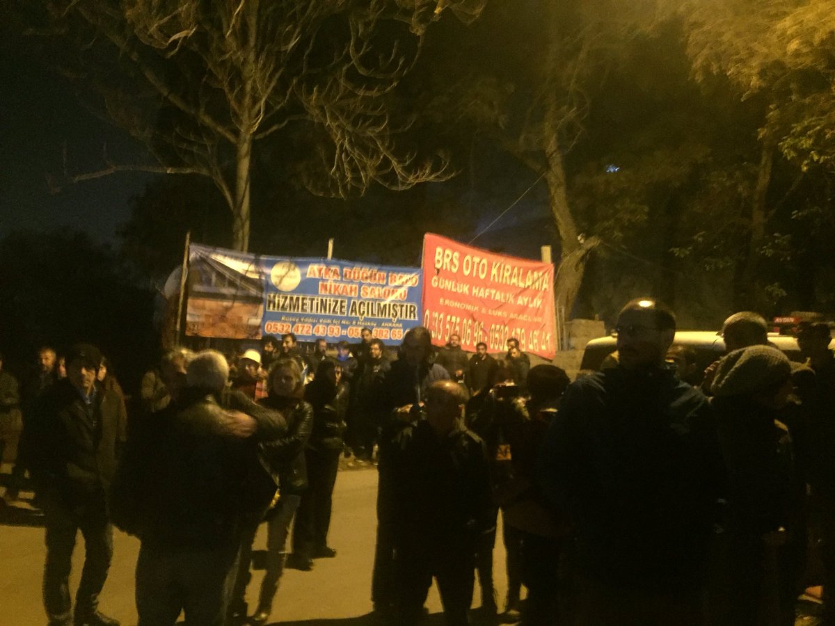 barikatmedya's tweet photo. Nuriye Gülmen'in tahliyesi için Ankara Numune Hastanesi önünde  toplanılmaya başlandı. Polis Hastane bahçesinde toplanmaya izin vermiyor . https://t.co/jnU6uhXVPl