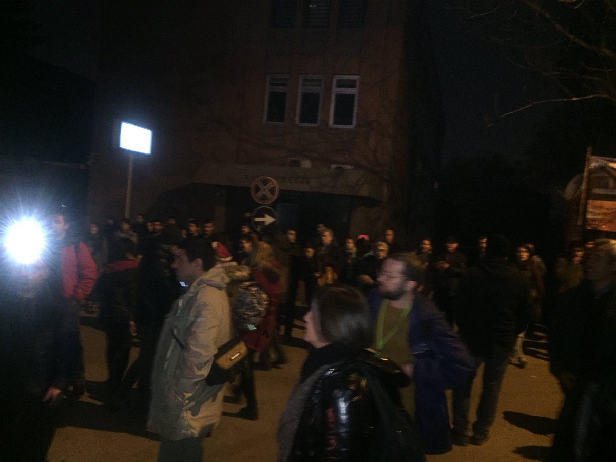 barikatmedya's tweet photo. Nuriye Gülmen'in tahliyesi için Ankara Numune Hastanesi önünde  toplanılmaya başlandı. Polis Hastane bahçesinde toplanmaya izin vermiyor . https://t.co/jnU6uhXVPl